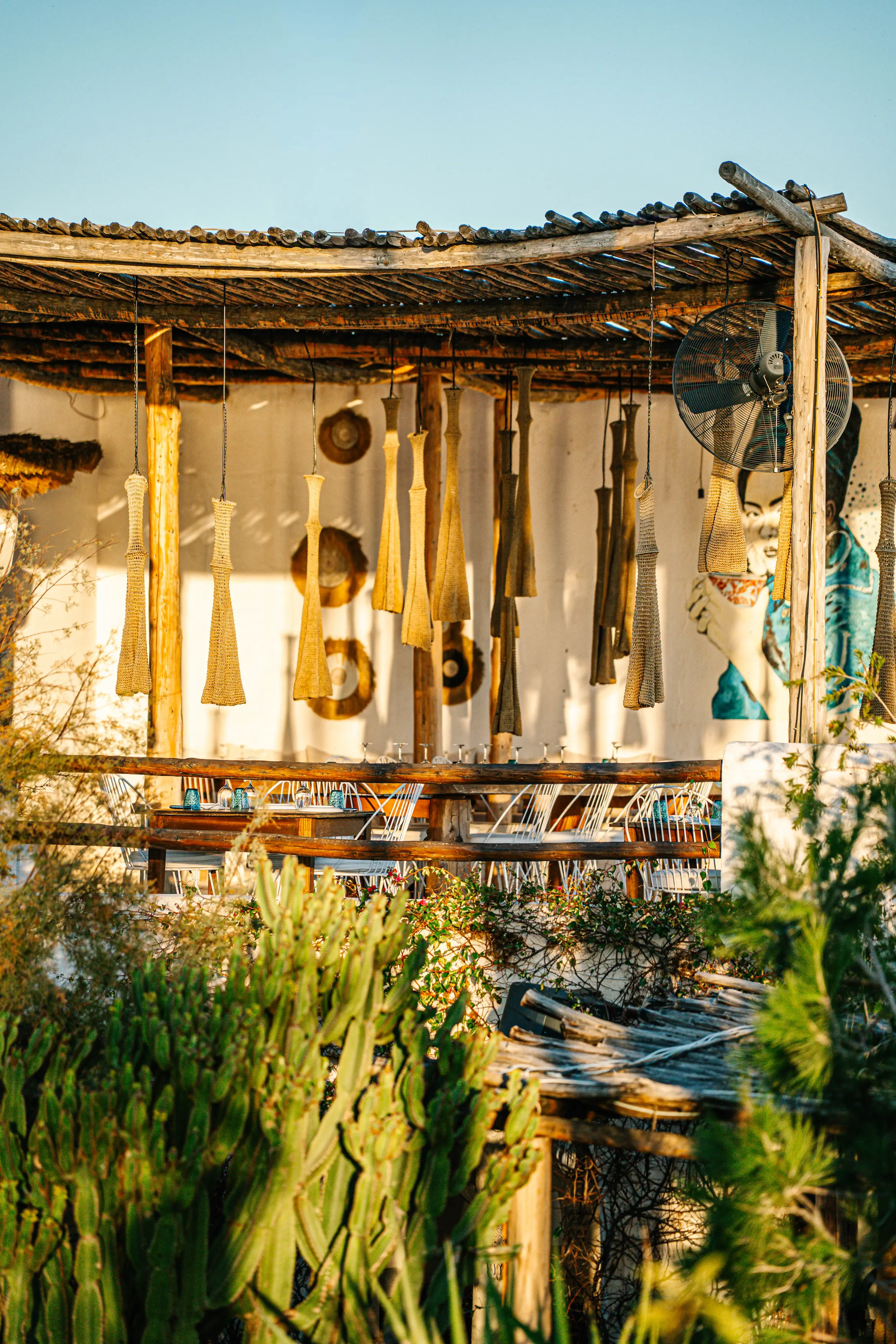 Vue extérieure du restaurant de luxe Casa Lalla Takerkoust et de ses jardins, une oasis de premier plan au bord du lac dans la région du désert d'Agafay