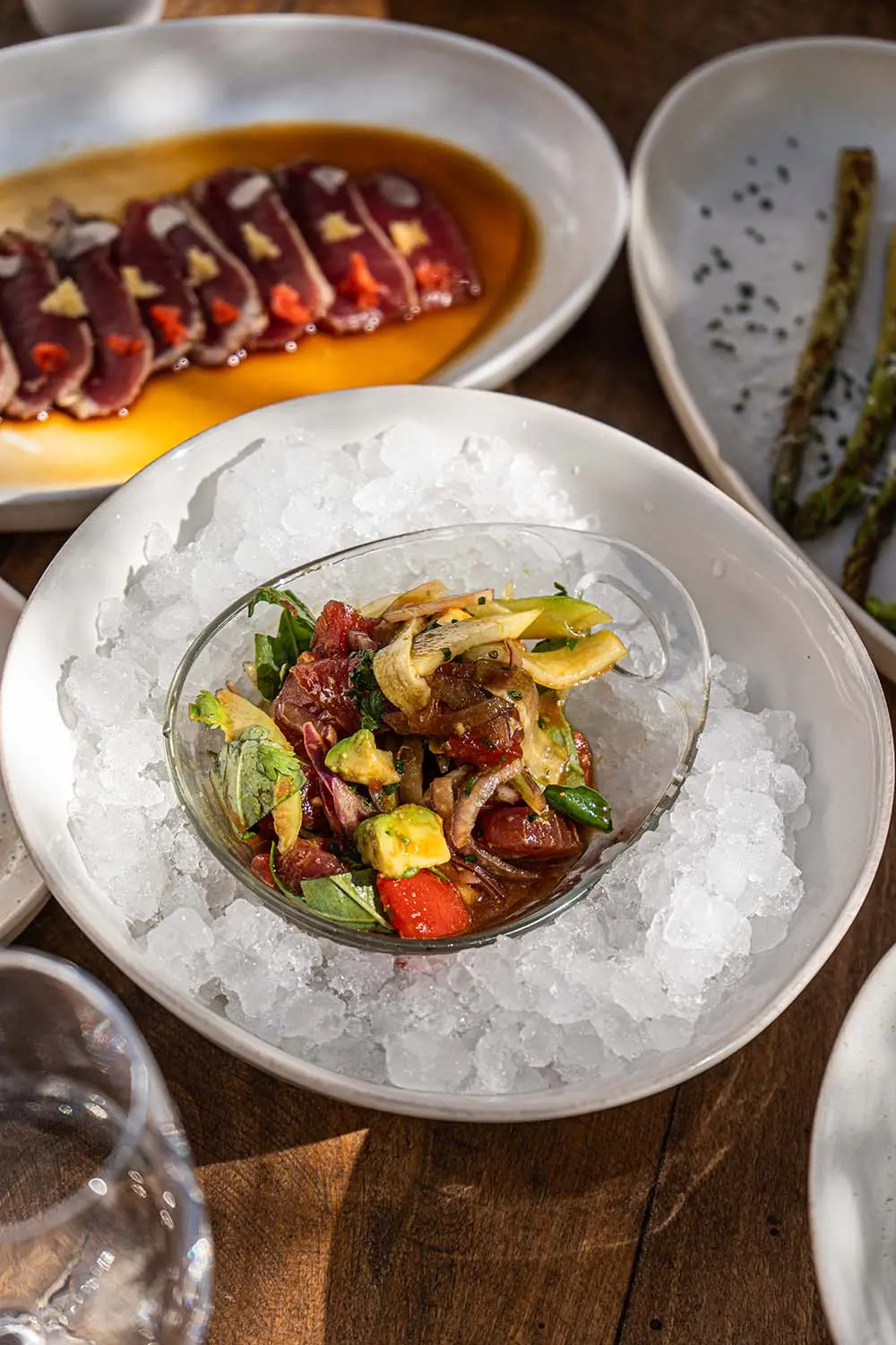 Poulpe grillé et fruits de mer frais de la Méditerranée, un incontournable de notre restaurant inspiré de Mykonos