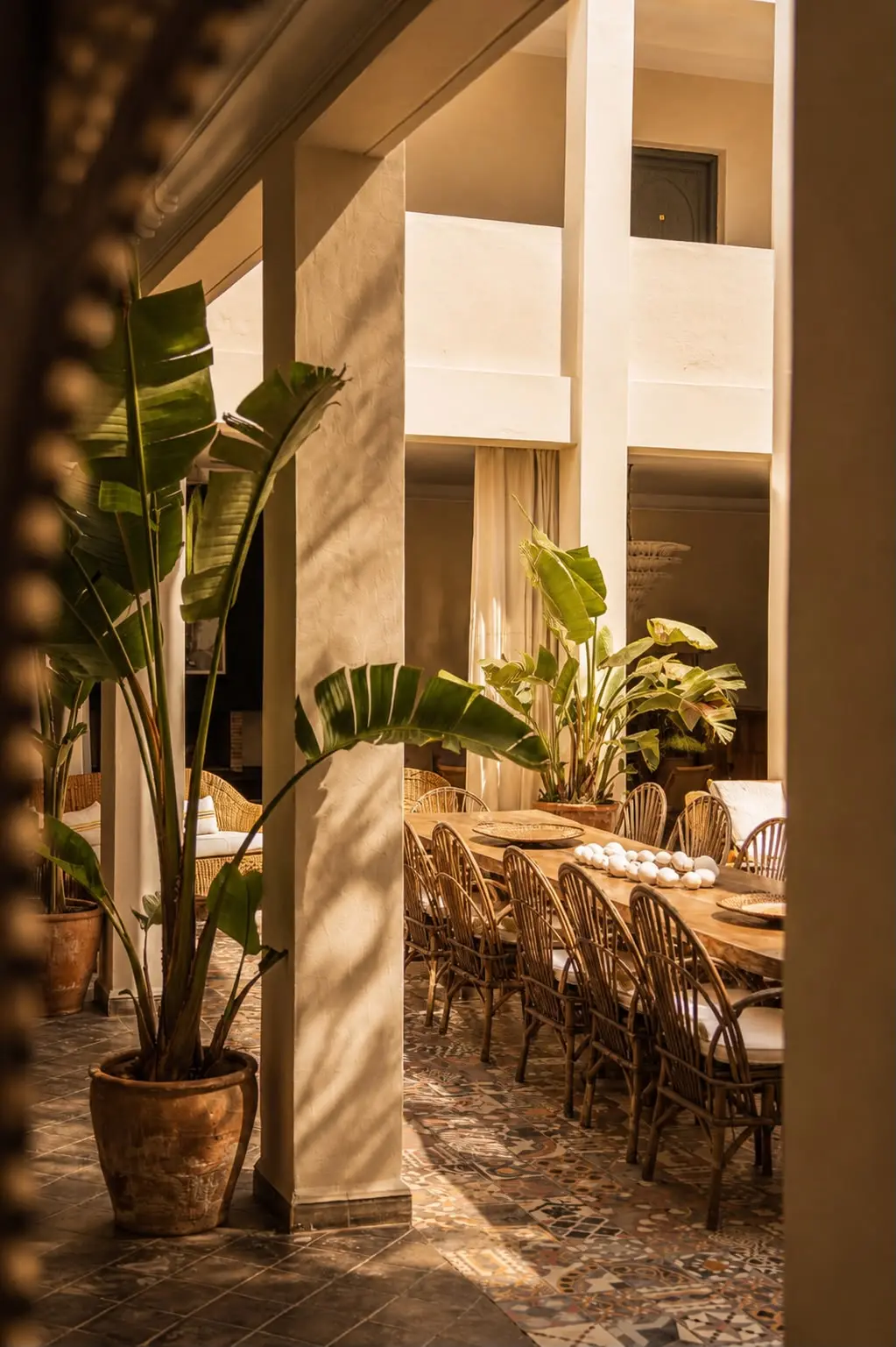 Canapés de patio confortables à l'ombre, parfaits pour une évasion paisible l'après-midi.