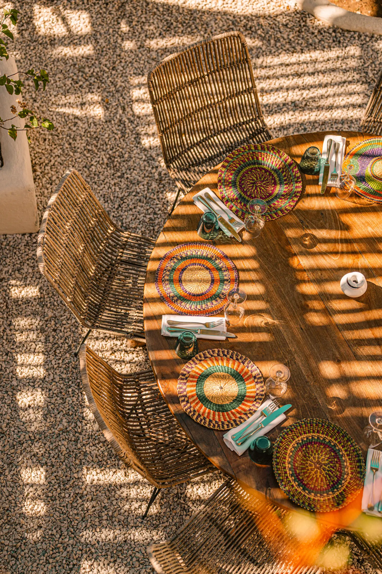 Table dressée élégante pour le déjeuner et le dîner au coucher du soleil au restaurant Casa Lalla Takerkoust surplombant l'eau