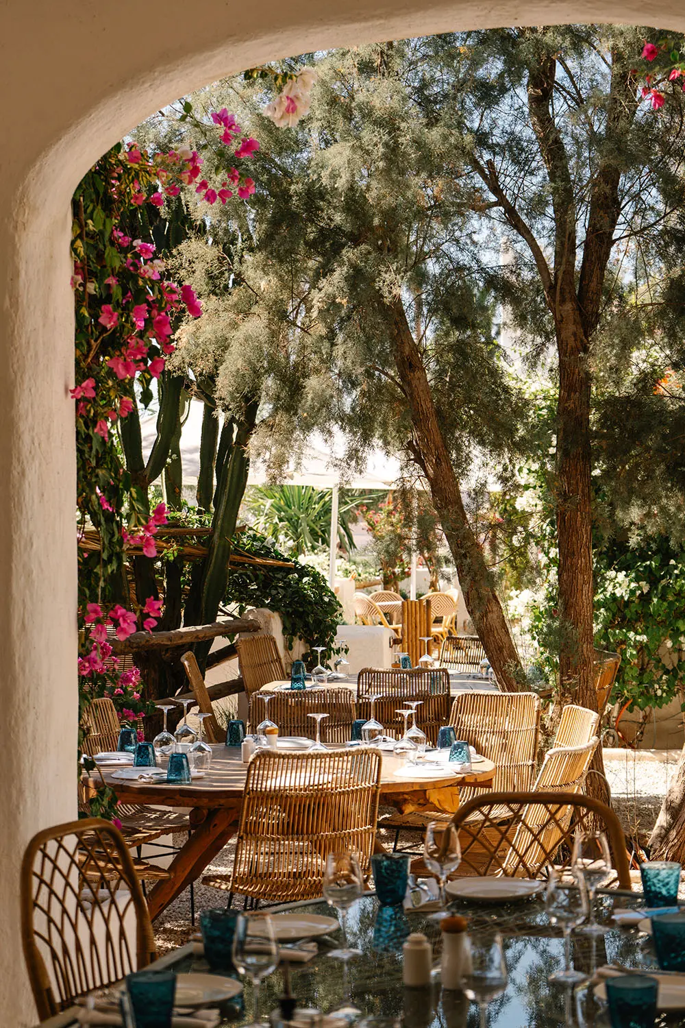 Luxury poolside lunch with Ibiza vibes in the rocky landscape of the Agafay desert