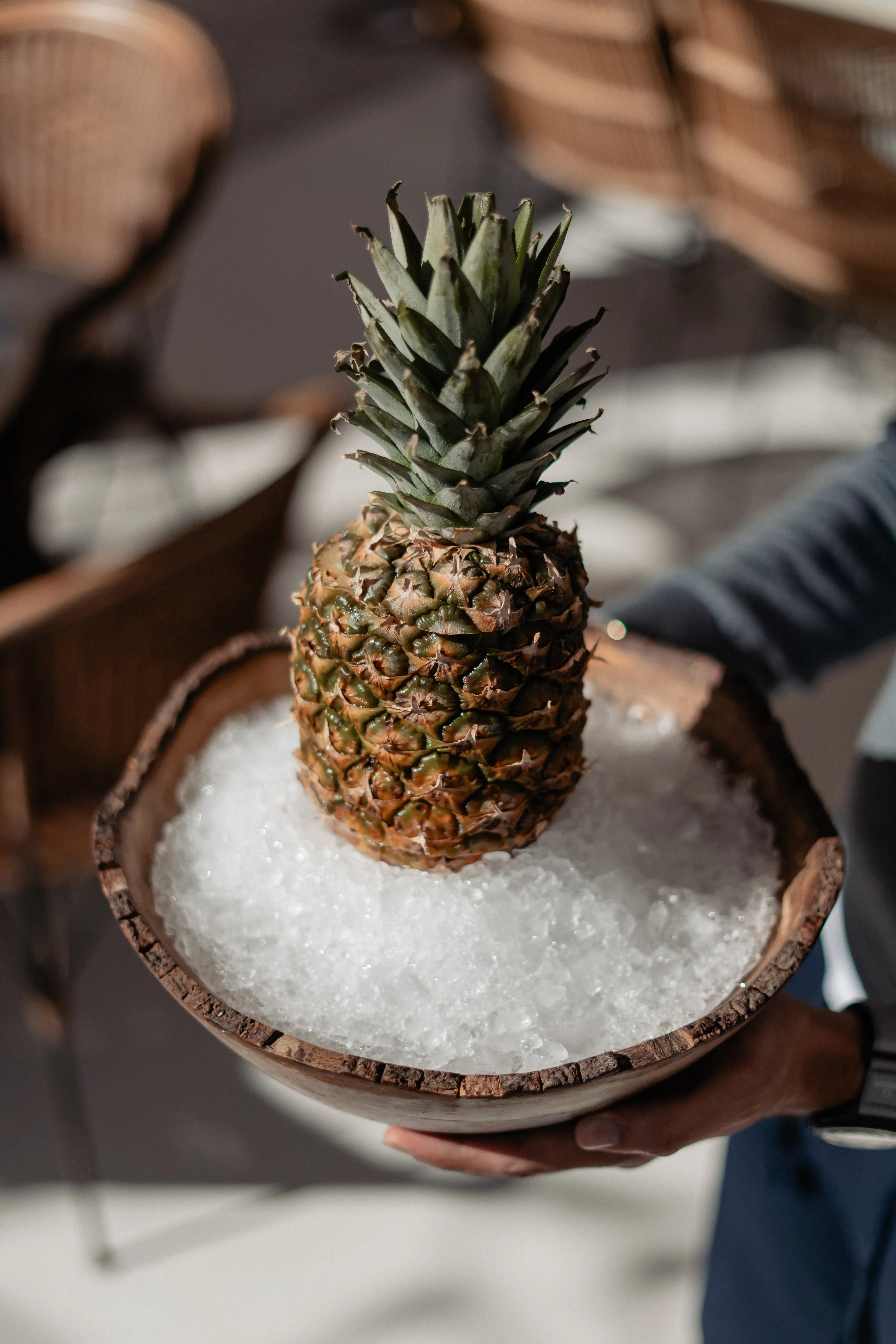 Le parfait apéritif au coucher du soleil dans notre bar lounge de luxe surplombant le lac Lalla Takerkoust