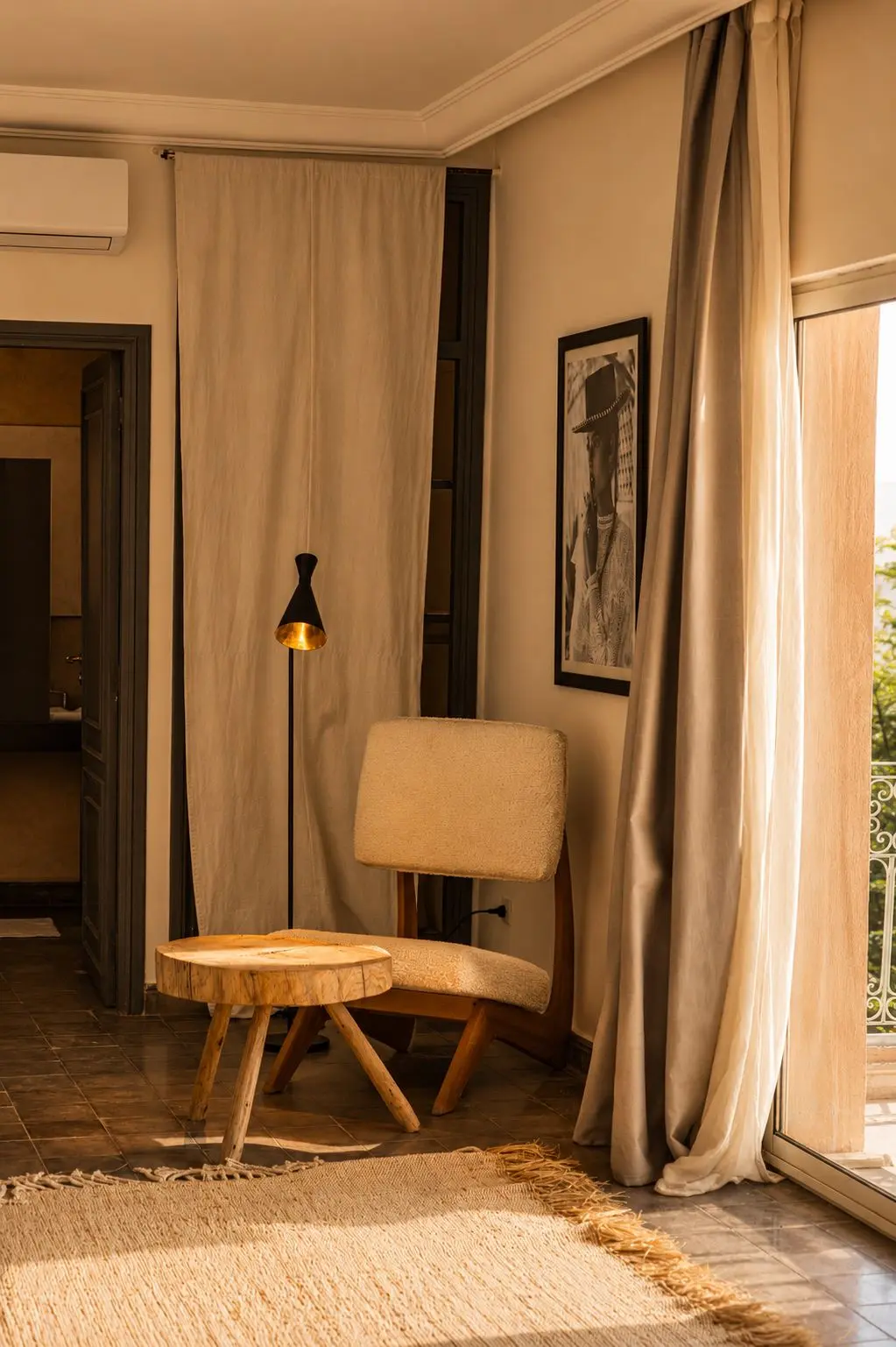 Vue depuis la fenêtre de la chambre sur le magnifique paysage naturel entourant l'hôtel rural.