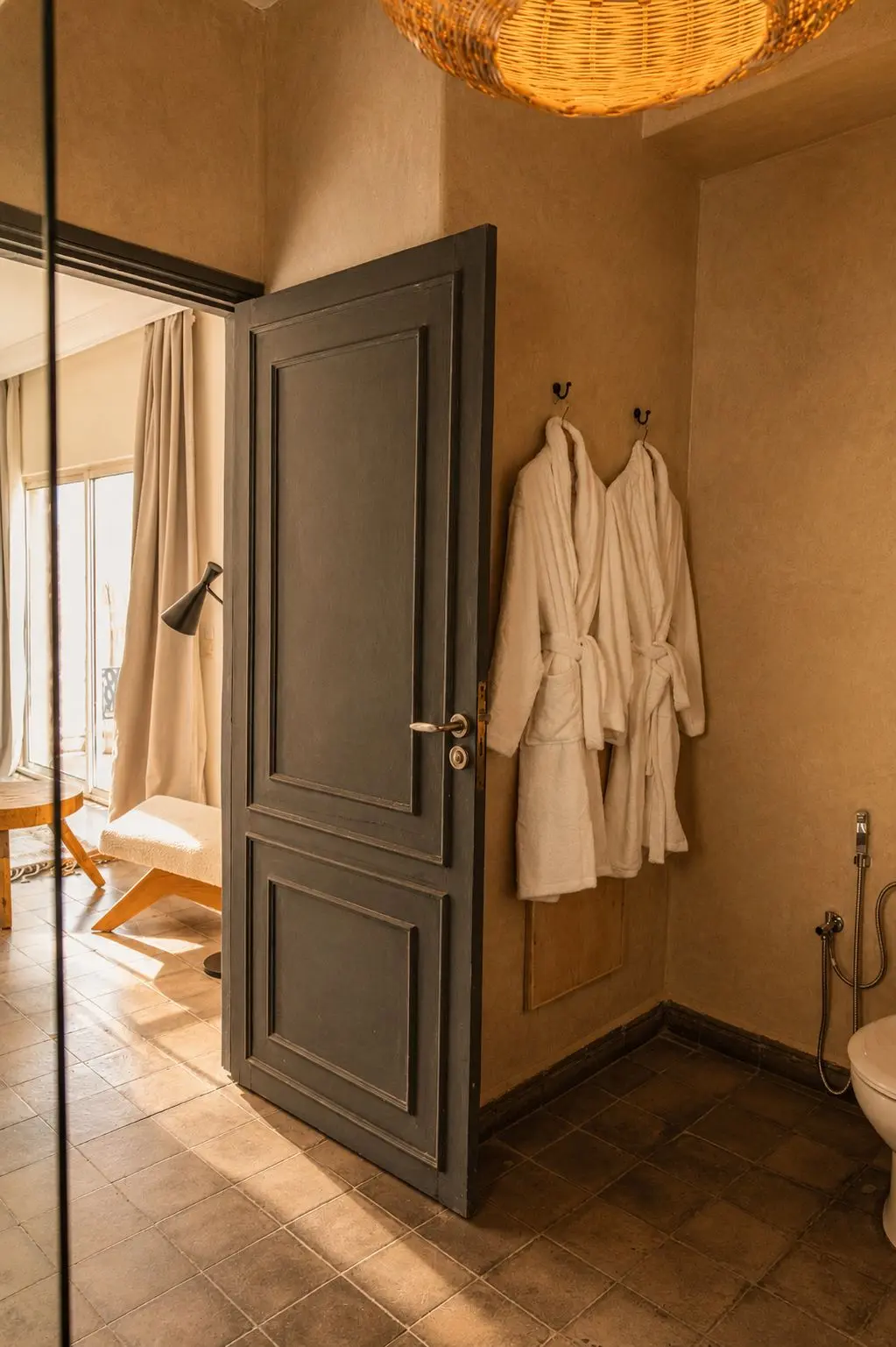 Patio ombragé devant la chambre, l'endroit idéal pour lire et se déconnecter près de Marrakech.