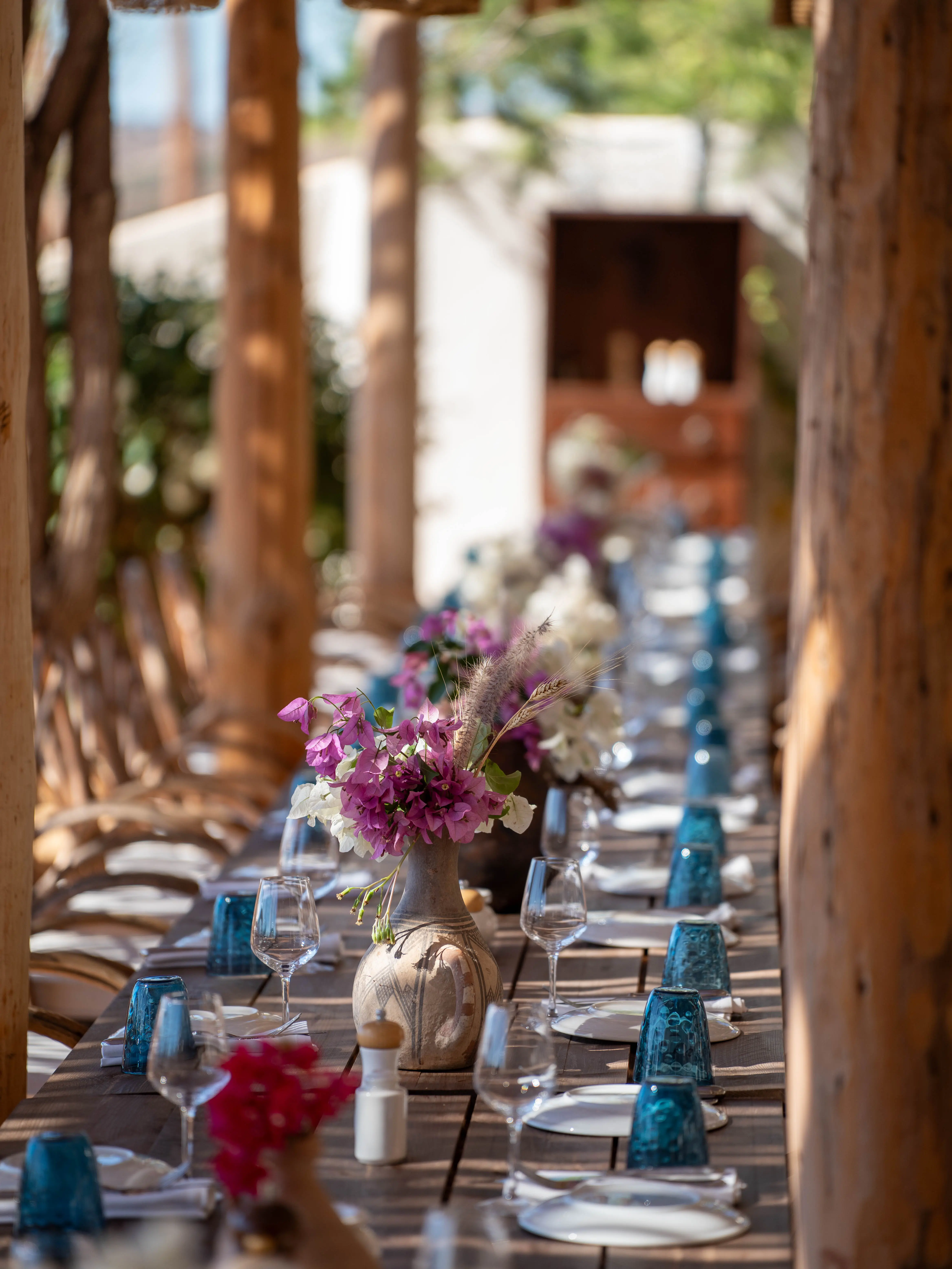 Dîner sophistiqué en plein air avec une ambiance authentique d'Agafay dans notre camp de luxe de style Mykonos